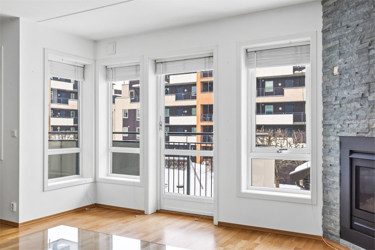 Fra stuen er det utgang til balkong 