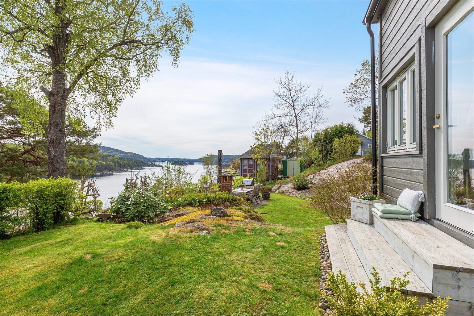 Nydelig fjordutsikt og kort gangavstand ned til flott strand