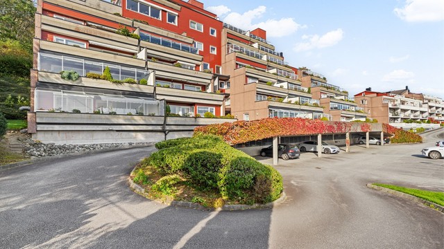 Bygningen fra 1994 er oppført i terrassestil i et rolig og etablert bomiljø.