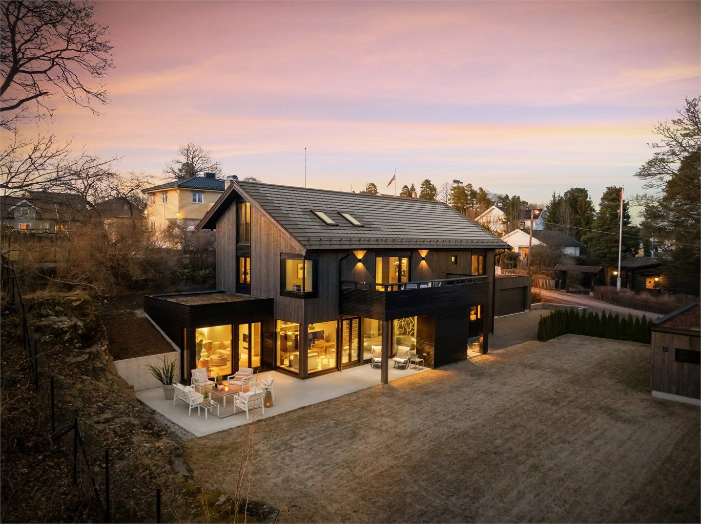 Velkommen til Jonsokveien 22B og en ny, rålekker enebolig med bergvarme og solcelletak