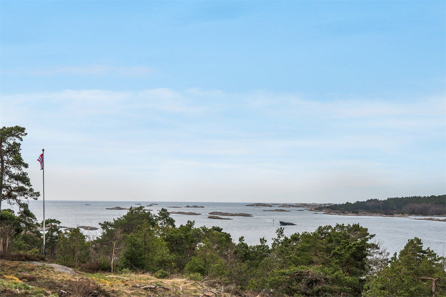 Det er fantastisk sjøutsikt fra flere rom i hytta og fra den romslige uteplassen