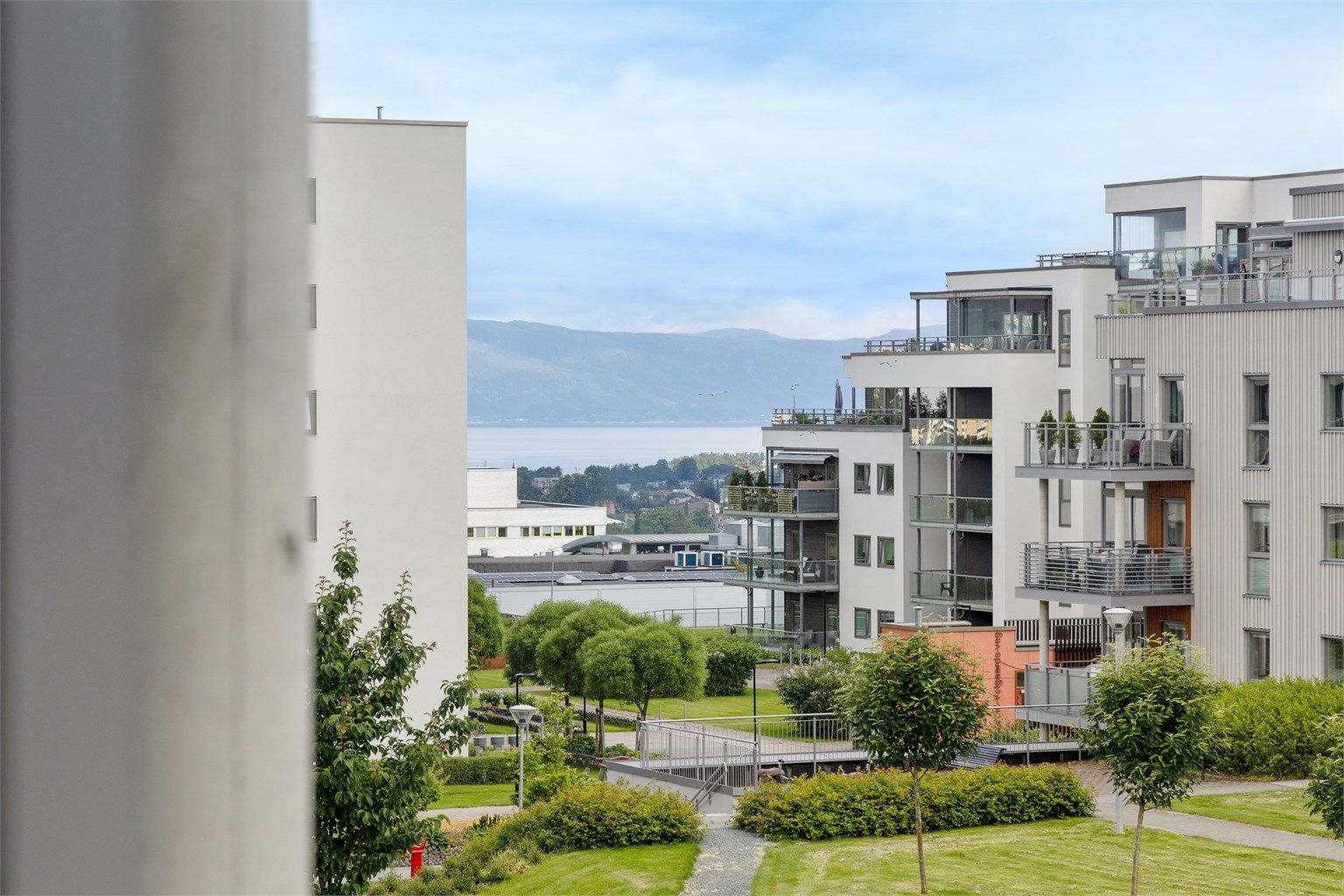 Du finner flere barnehager og skoler innen rekkevidde, samt praktisk nærhet til dagligvarebutikker, treningssentre, restauranter og flotte turområder. Det er også kort vei til flere av Trondheims anerkjente studiesteder. 