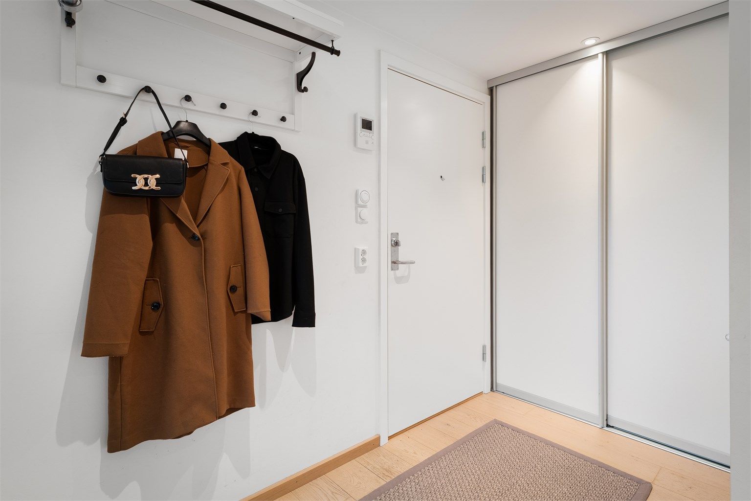 I entreens skyvedørsgarderobe kan yttertøyet enkelt henges av og hentes ut.