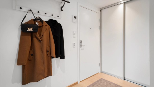 I entreens skyvedørsgarderobe kan yttertøyet enkelt henges av og hentes ut.