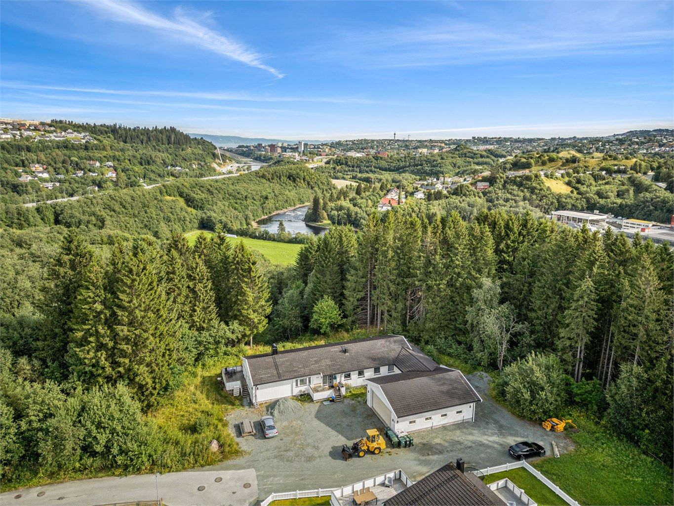 Velkommen til Kroppanvegen 83 - og denne innholdsrike eneboligen beliggende i et attraktivt og rolig område på Kroppanmarka. 