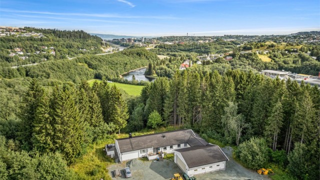 Velkommen til Kroppanvegen 83 - og denne innholdsrike eneboligen beliggende i et attraktivt og rolig område på Kroppanmarka.