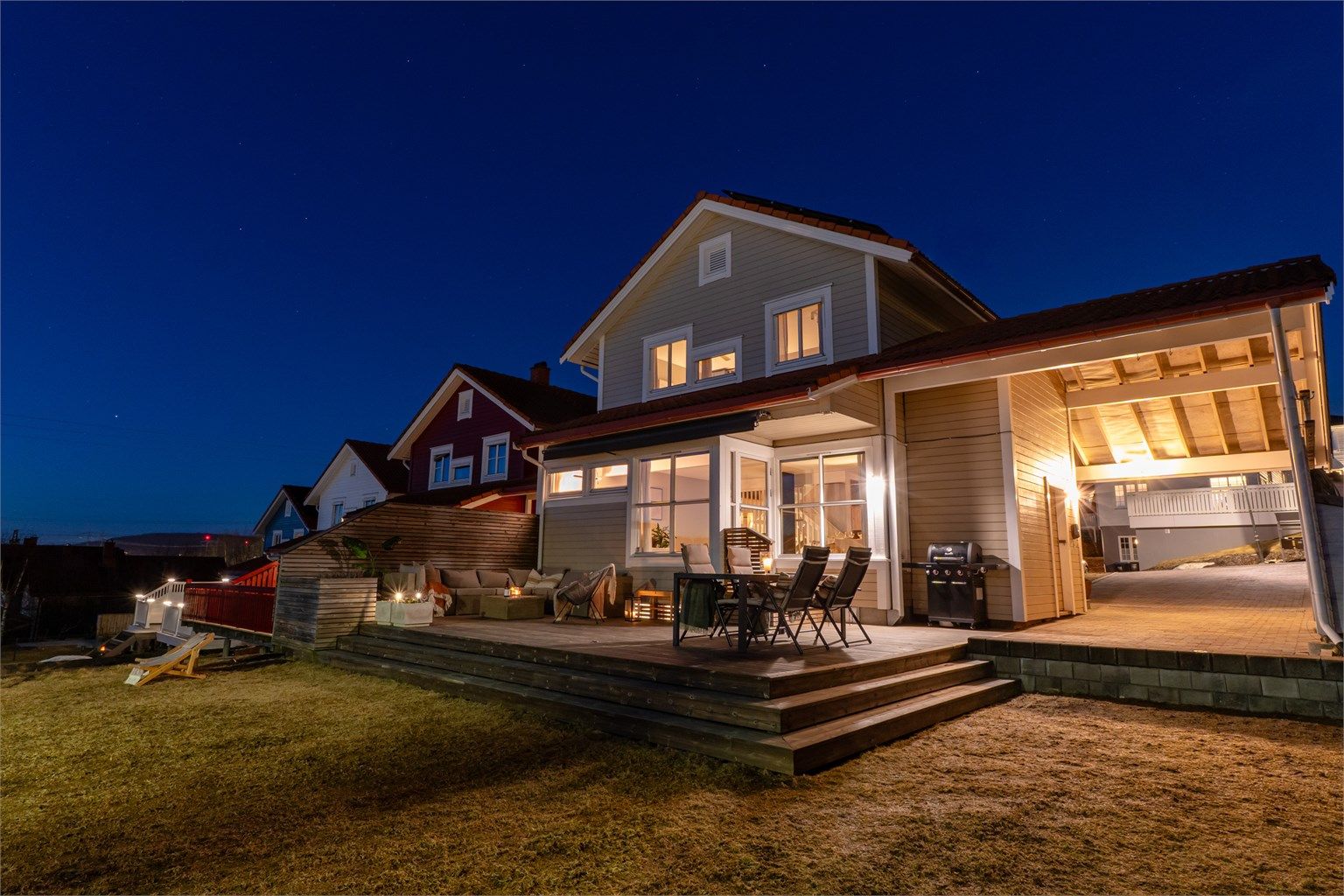 Boligen er en kjedet enebolig over 3 romslige plan med stor hage, carport, vestvendt terrasse og gårdsplass med varmekabler. 