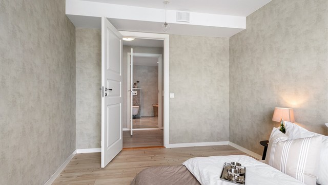 Hovedsoverommet ligger praktisk til i en egen del av leiligheten, adskilt fra de sosiale sonene