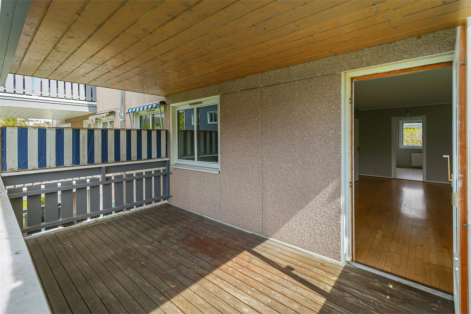 Balkongen på 10 m² og belagt med terrassebord og 