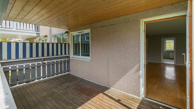 Balkongen på 10 m² og belagt med terrassebord og