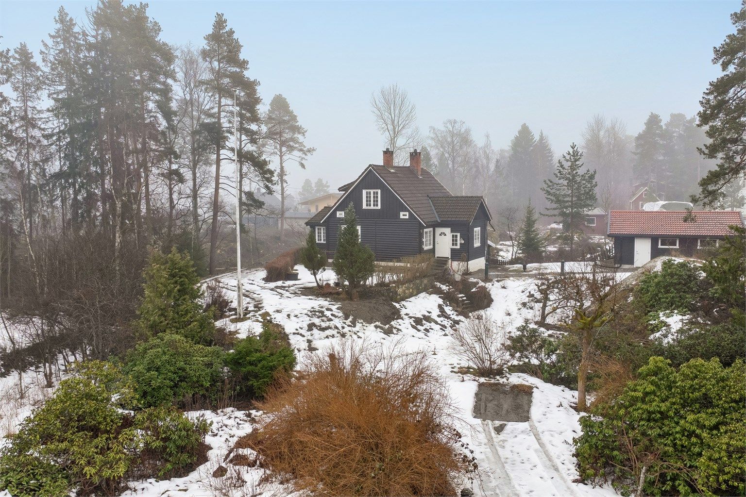 Tomten er opparbeidet med ........................