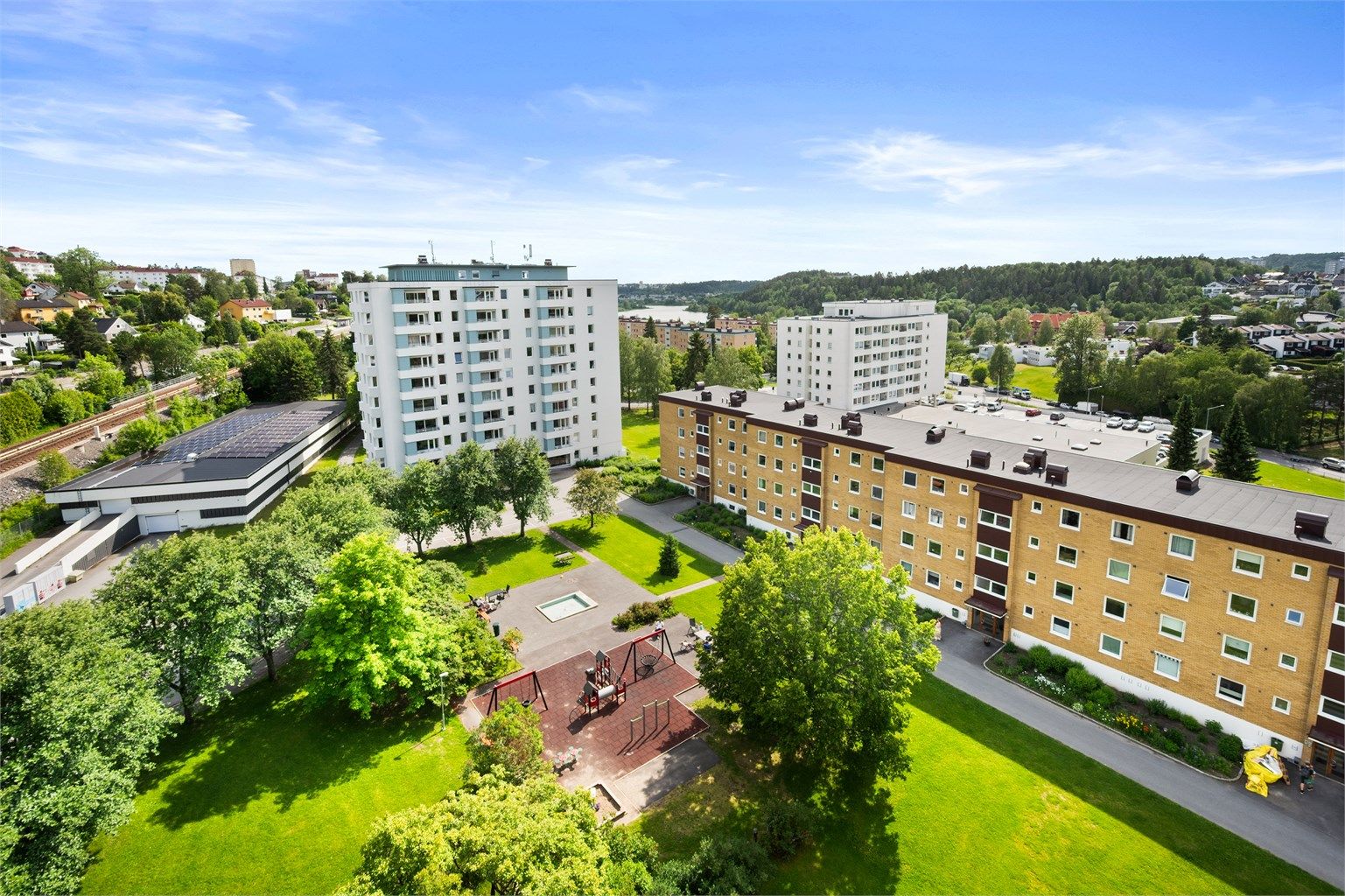 Leiligheten ligger i 9. etasje og har flott utsikt mot Østensjøvannet og nærområdet.