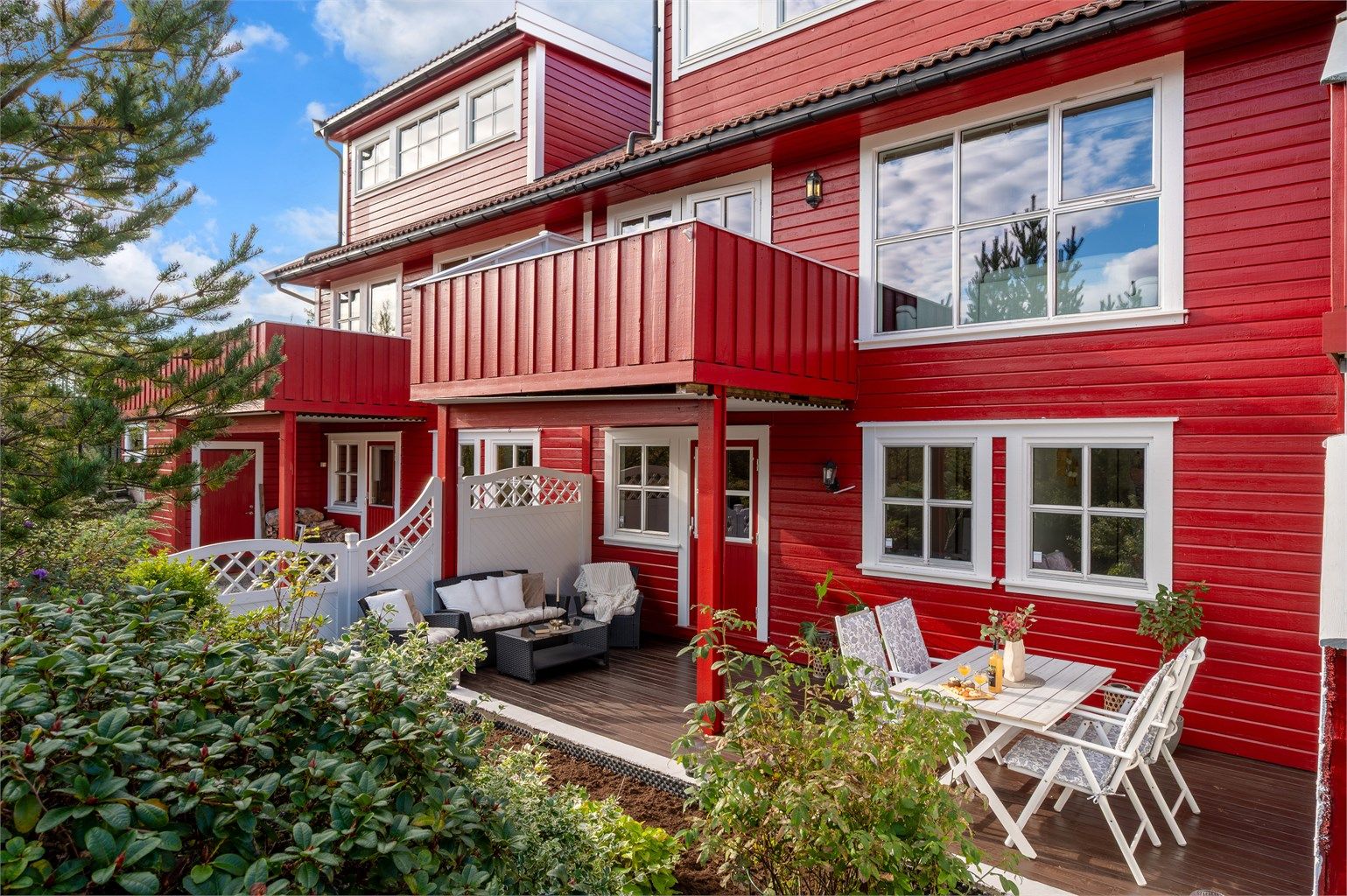 - Det er tre herlige uteplasser til boligen, terrasse og altan på bakside og terrasse ved inngangsparti -