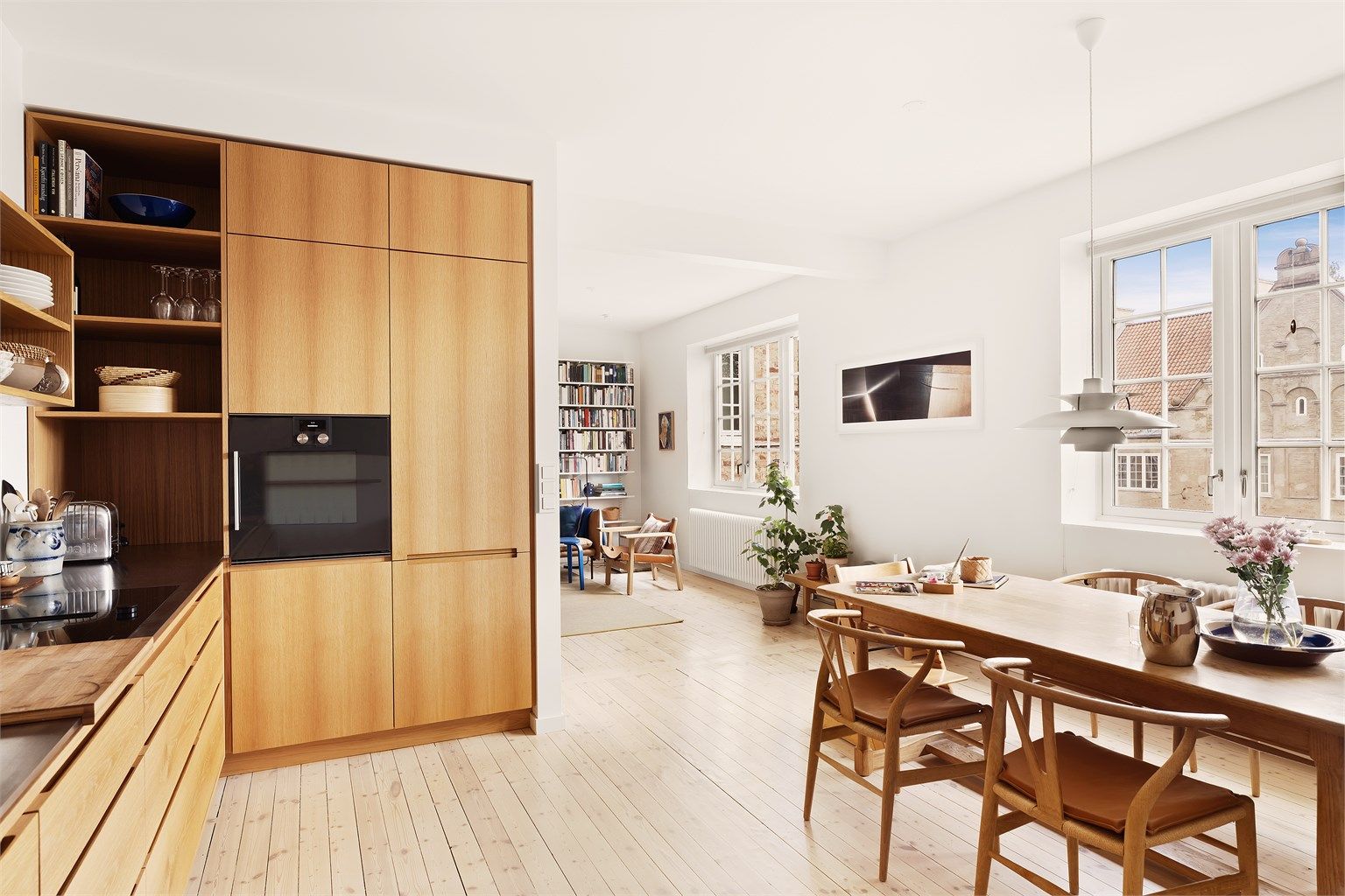 Påkostet kjøkkeninnredning fra Hamran snekkerverksted i eik med hvitevarer fra Gaggenau og Siemens. 
Benkeplate av stål, nedfelt oppvaskkum med ett-greps armatur.