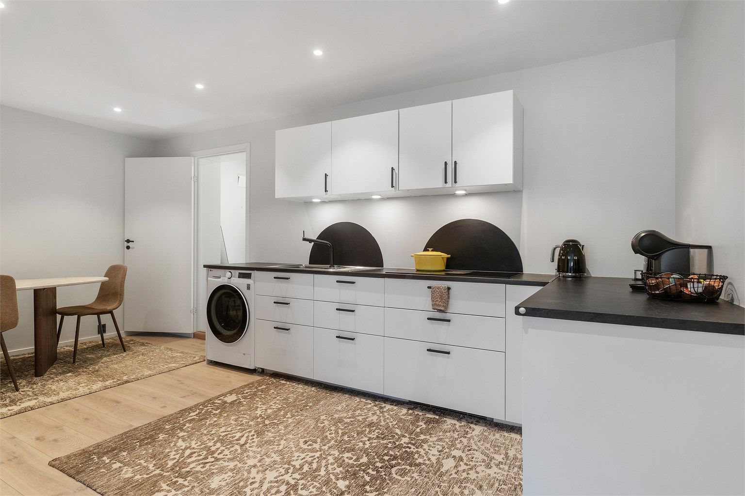 Det er også praktisk opplegg for vaskemaskin på kjøkkenet.