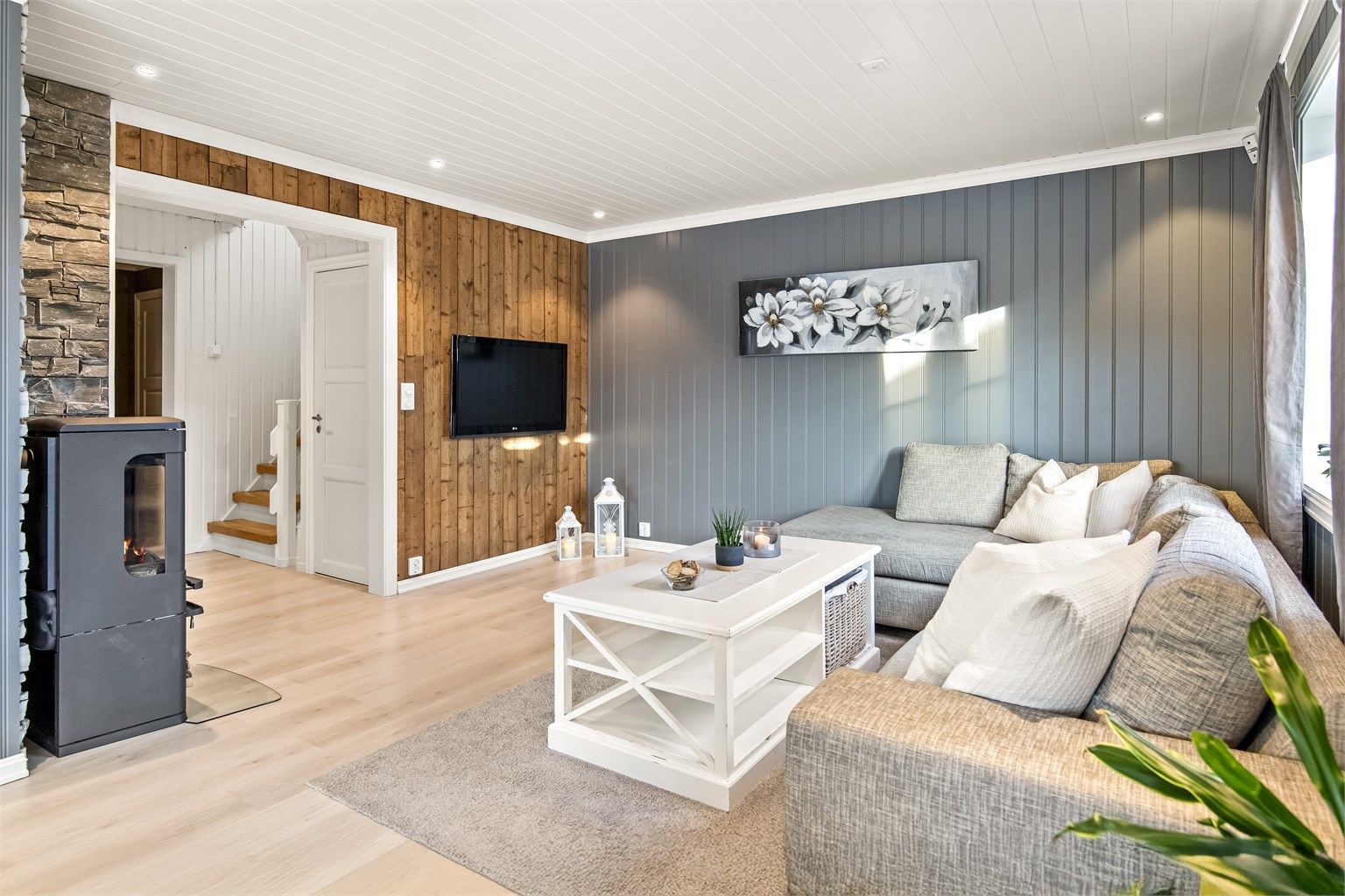 Kontrastvegg med original tømmervegg 