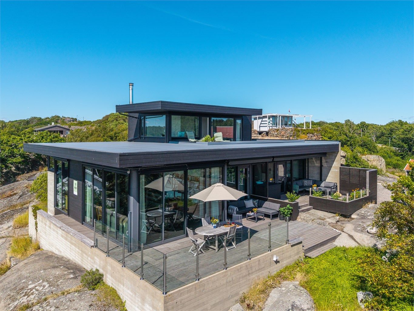Denne eiendommen er noe helt for seg selv – en arkitekttegnet bolig som ligger på toppen av et fjell på Hvasser