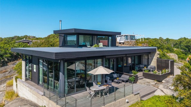 Denne eiendommen er noe helt for seg selv – en arkitekttegnet bolig som ligger på toppen av et fjell på Hvasser