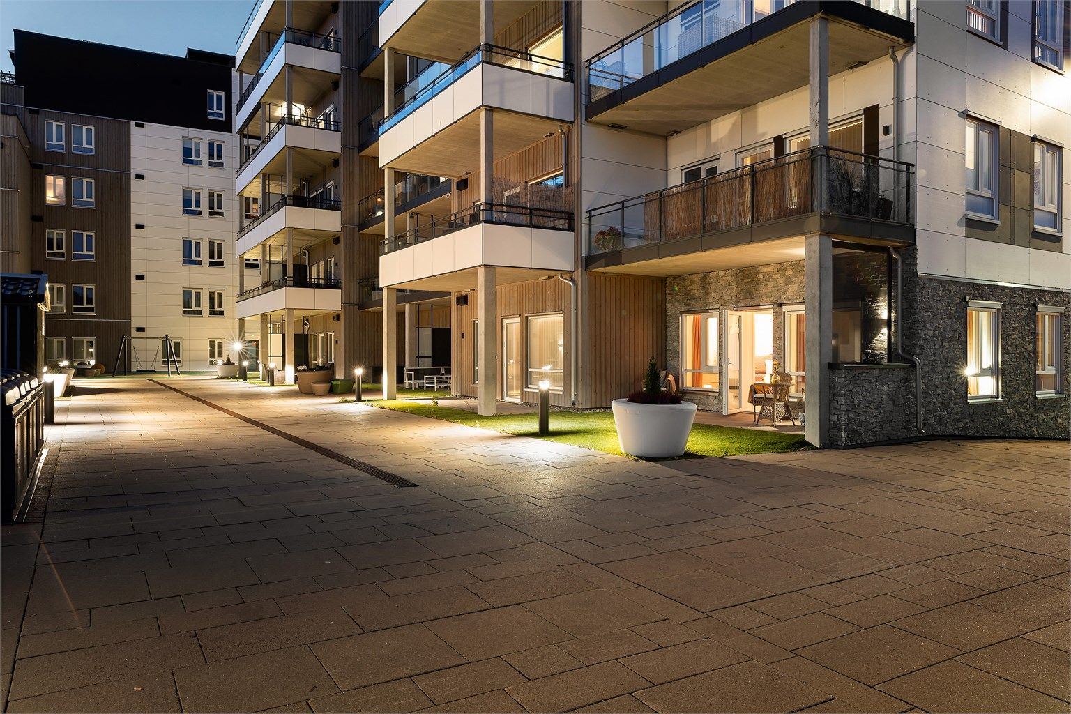 Kvelds bilde - Flotte opparbeidede uteområder, med mulighet for etablering av flere blomsterkasser/levegger.