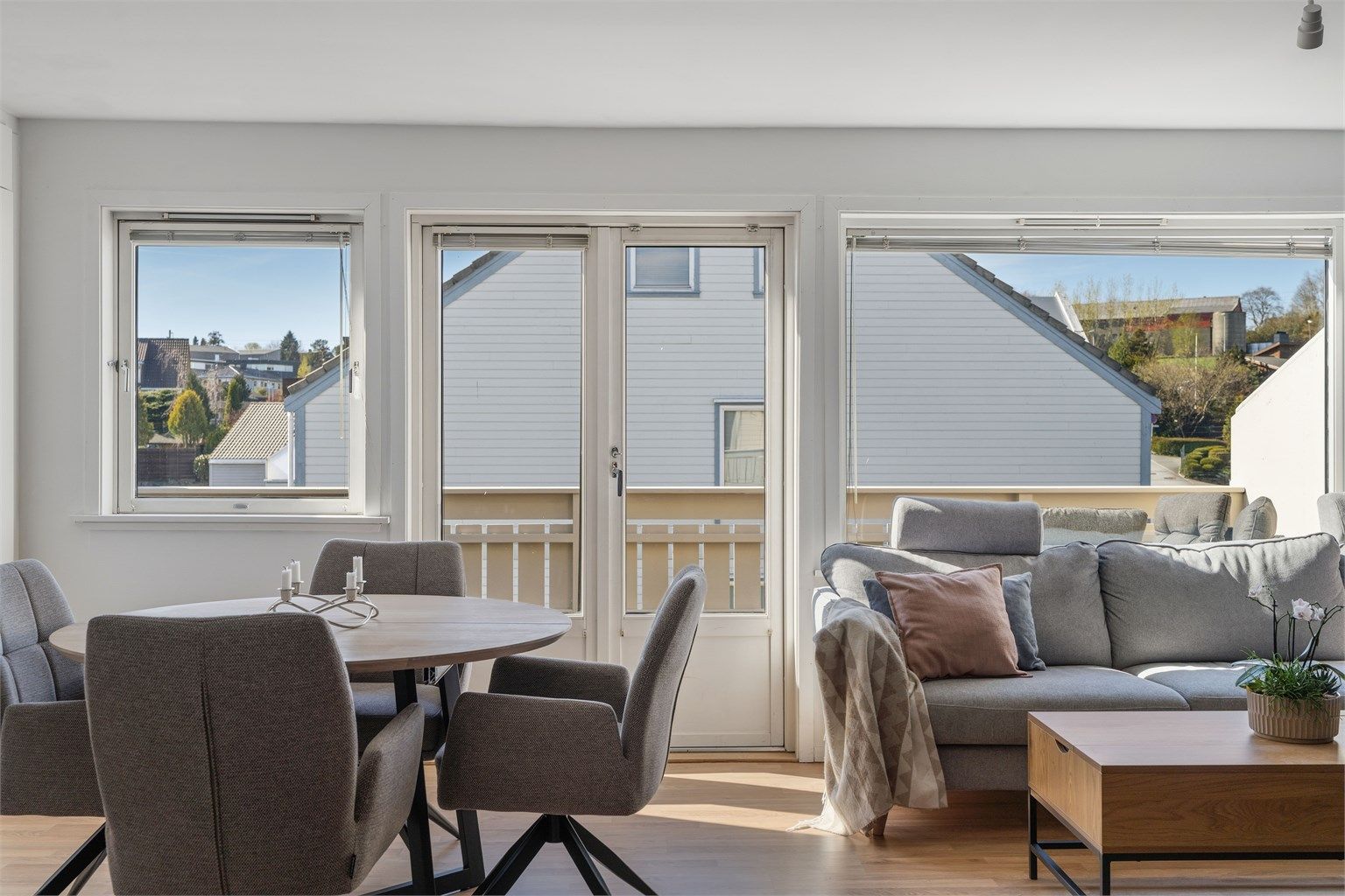 Stue har direkte utgang til en romslig veranda med gode solforhold.