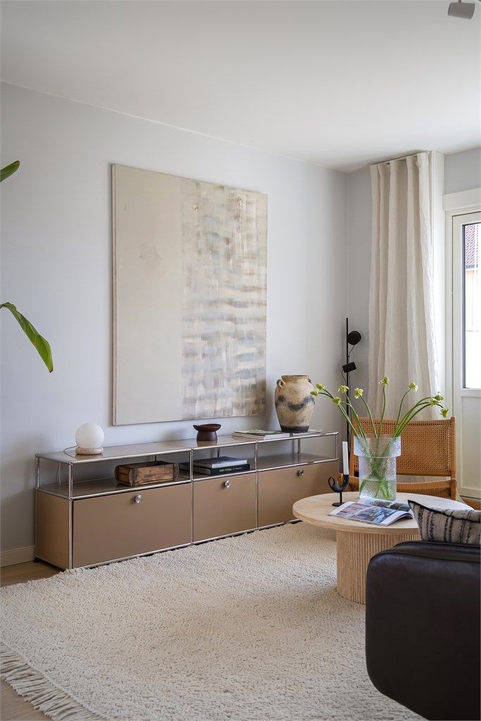 God plass til sofa med tilhørende salongbord og tv-seksjon