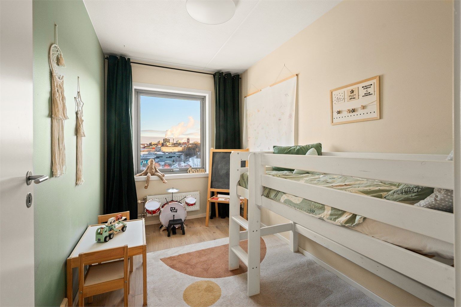 Leilighetens andre soverom er også av god størrelse og egner seg utmerket som barnerom, gjesterom eller hjemmekontor. 