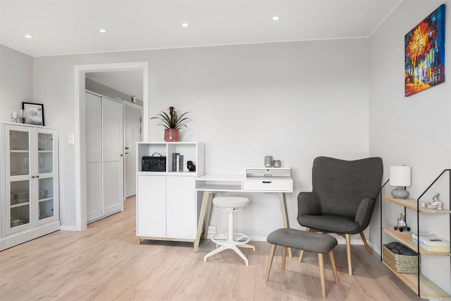 Nedsenket himling med malte slette flater og integrerte downlights.