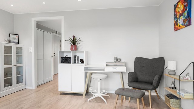 Nedsenket himling med malte slette flater og integrerte downlights.