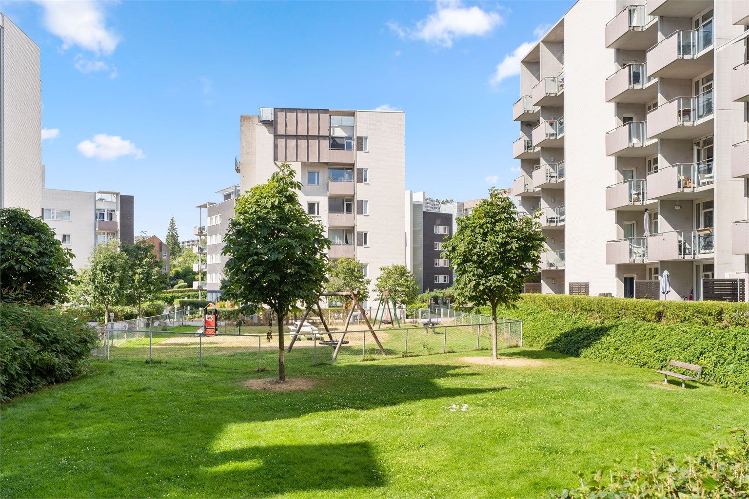 Grønn og vakker bakgård på sommerhalvåret.