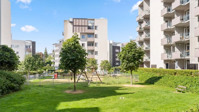 Grønn og vakker bakgård på sommerhalvåret.