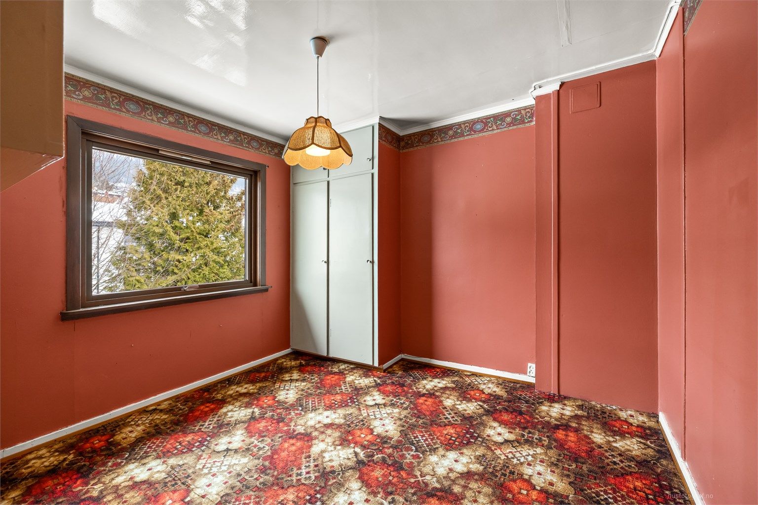 Det tredje soverommet har vegg-til-vegg-teppe og plassbygd skap.