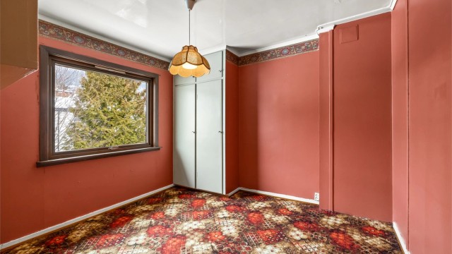 Det tredje soverommet har vegg-til-vegg-teppe og plassbygd skap.