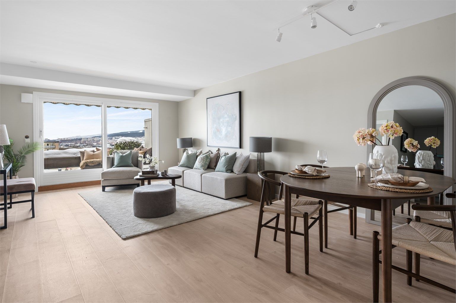 Det elektriske anlegget er oppgradert med nye stikkontakter og downlights i tak, som gir et moderne og helhetlig uttrykk.