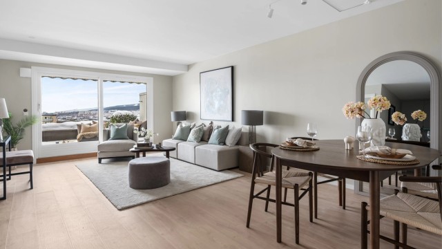 Det elektriske anlegget er oppgradert med nye stikkontakter og downlights i tak, som gir et moderne og helhetlig uttrykk.