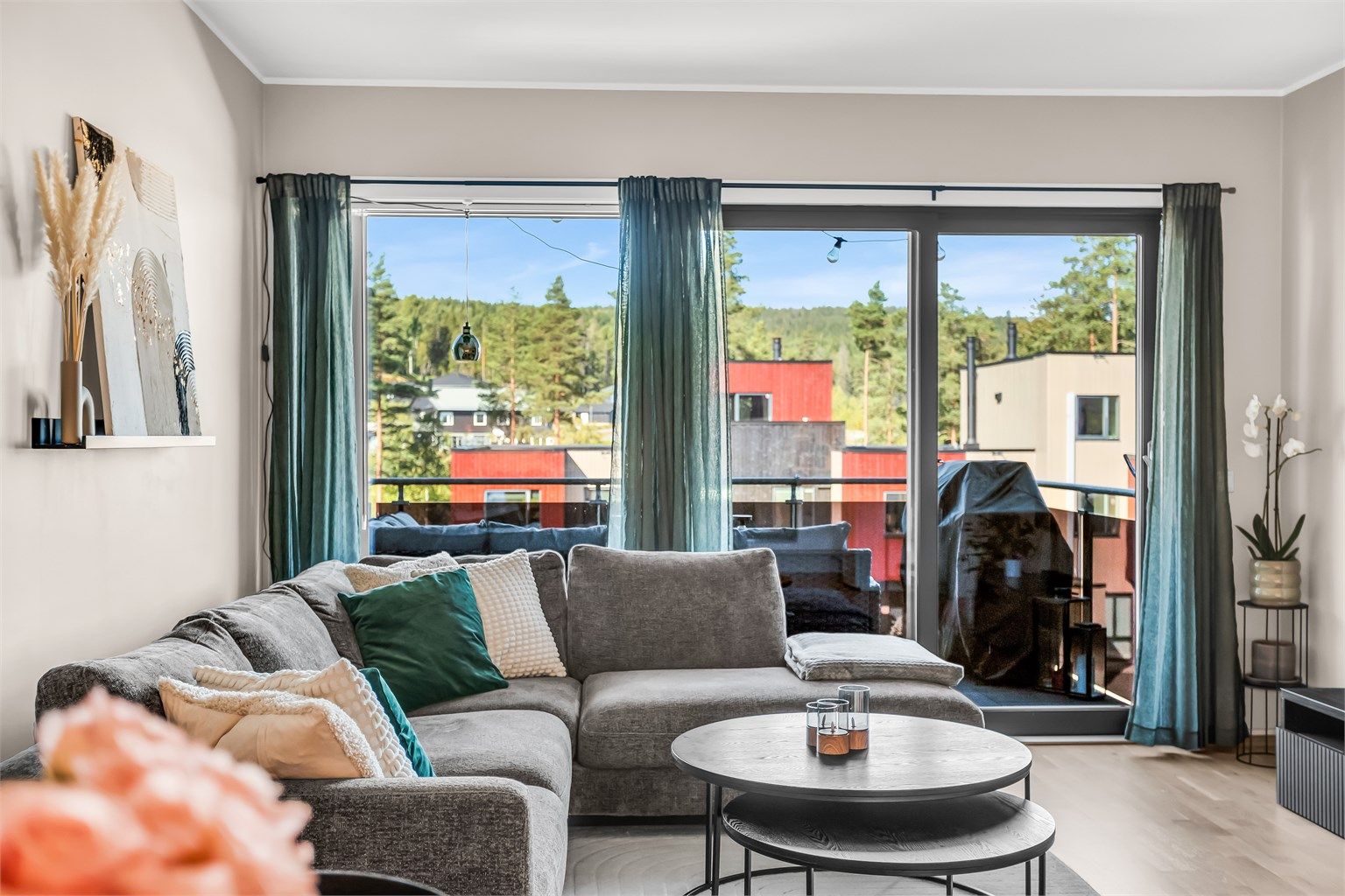 Fra stuen er det direkte utgang til balkongen via skyvedør.