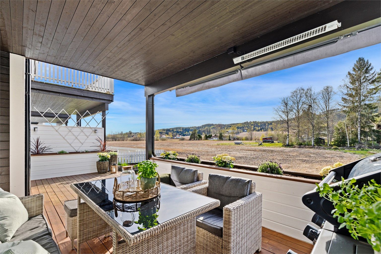 Fra stuen er det utgang til en romslig og overbygget terrasse.