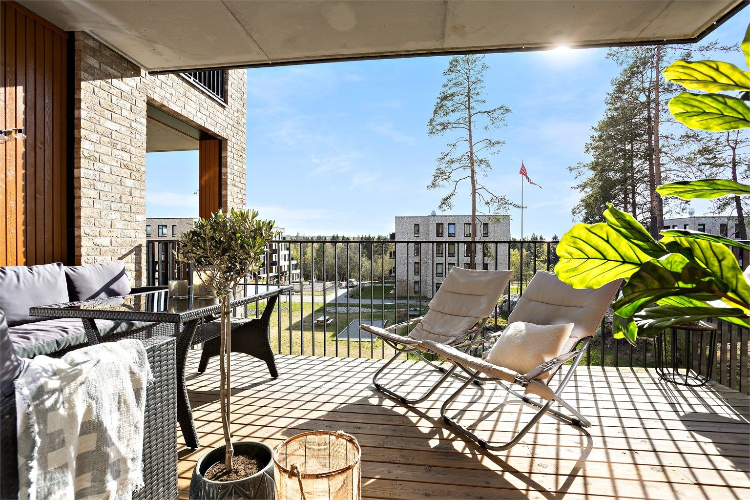 Den overbygde verandaen har gulv belagt med terrassebord og god plass til utemøbler.