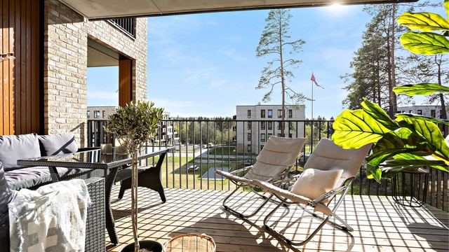 Den overbygde verandaen har gulv belagt med terrassebord og god plass til utemøbler.