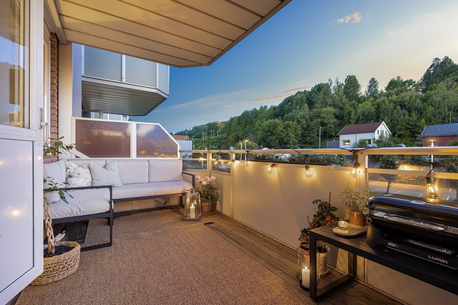 Balkongen har gode solforhold med sol fra ca kl 12:00- 22:00 iflg selger (midtsommerstid)