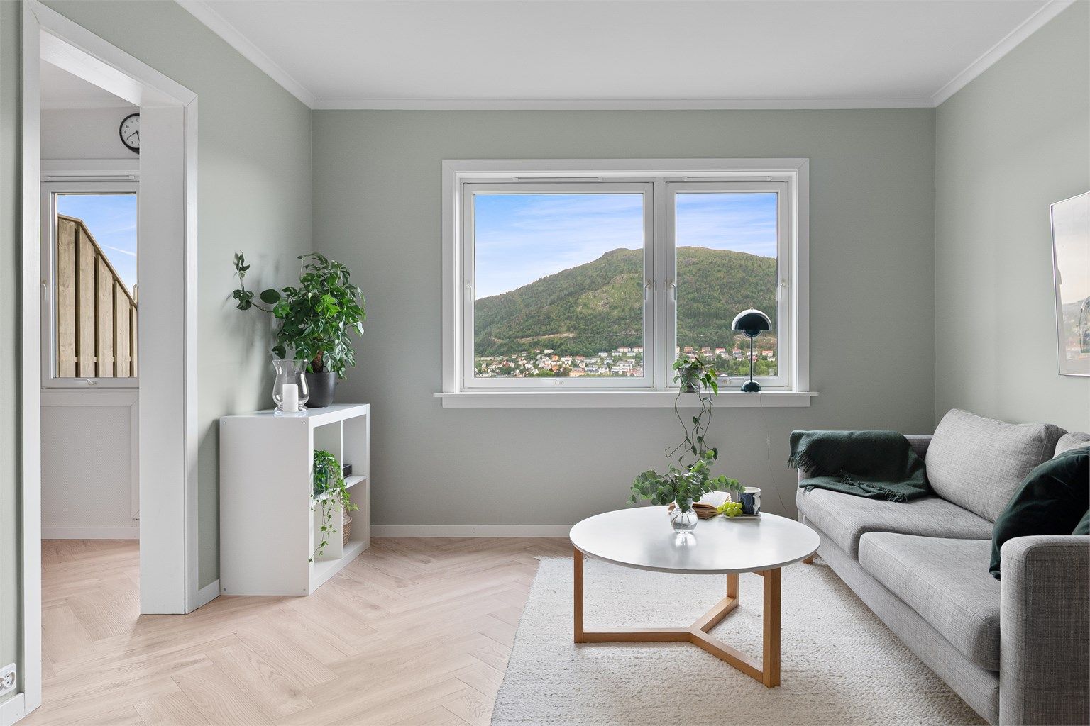 - Nydelig 1-stavs fiskebeinslaminat gjennomgående i leiligheten -