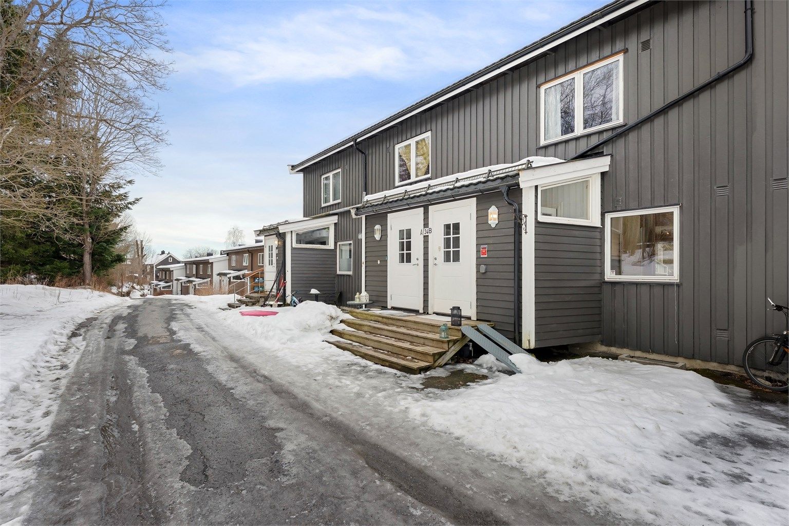 Egen inngang fra et rolig og etablert tun.