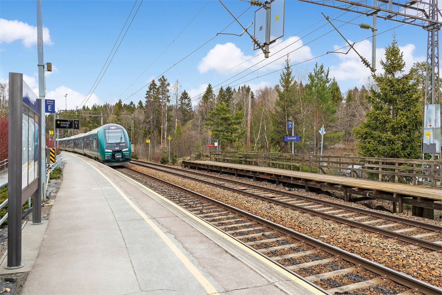 Vevelstad stasjon ligger ca. 1 km fra leiligheten med avganger i retning Oslo og Ski.