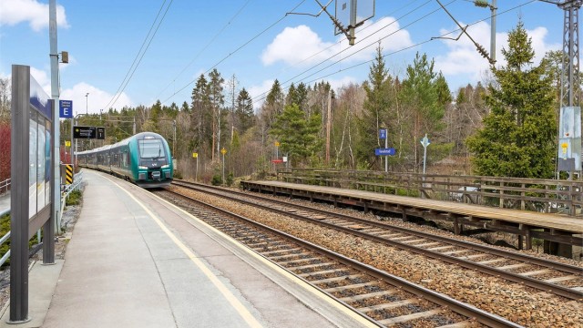 Vevelstad stasjon ligger ca. 1 km fra leiligheten med avganger i retning Oslo og Ski.