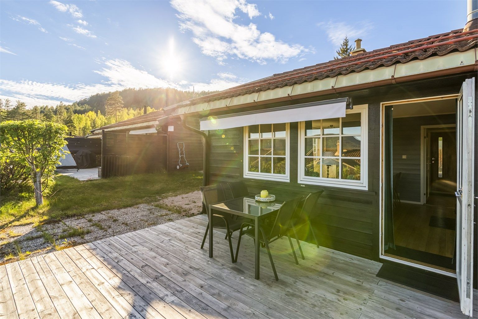 Ytterdøren er i en sandwichkonstruksjon med isolerglassfelt.