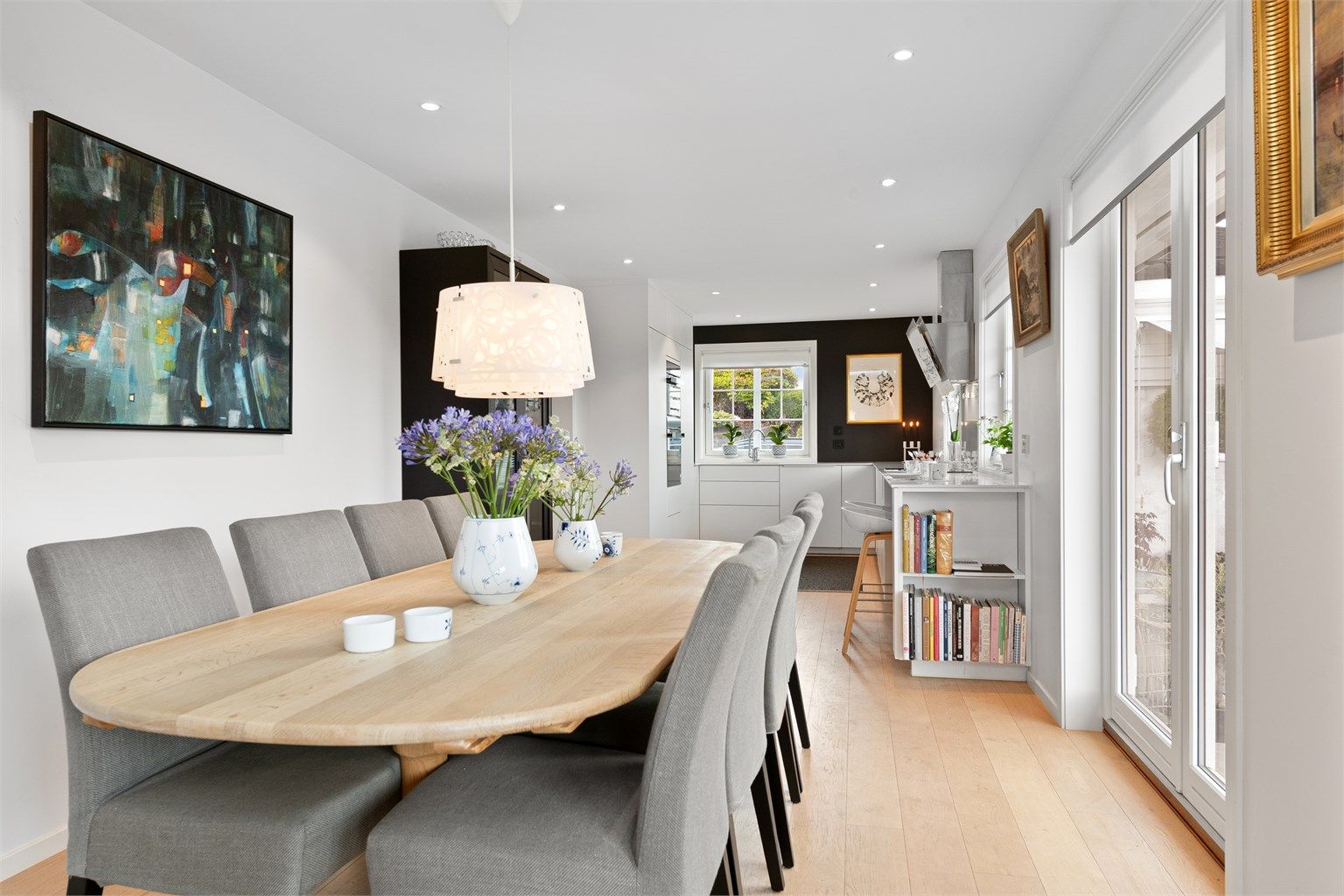 Spisestuen ligger i åpen løsning mot kjøkkenet, med plass til langbord.