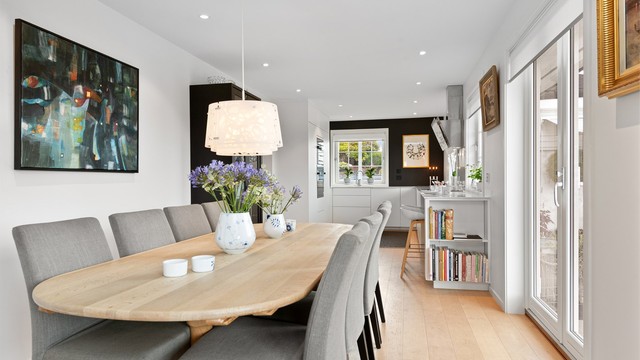 Spisestuen ligger i åpen løsning mot kjøkkenet, med plass til langbord.