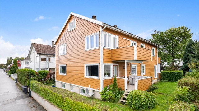 Velkommen til Bjørnøygata 30 - en sjarmerende leilighet i rolig nabolag på Eiganes.