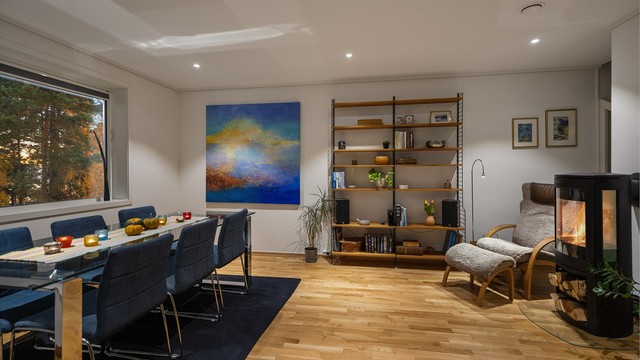 Den elegante peisovnen fungerer som et naturlig blikkfang i stuen og bidrar med både varme og stemning.