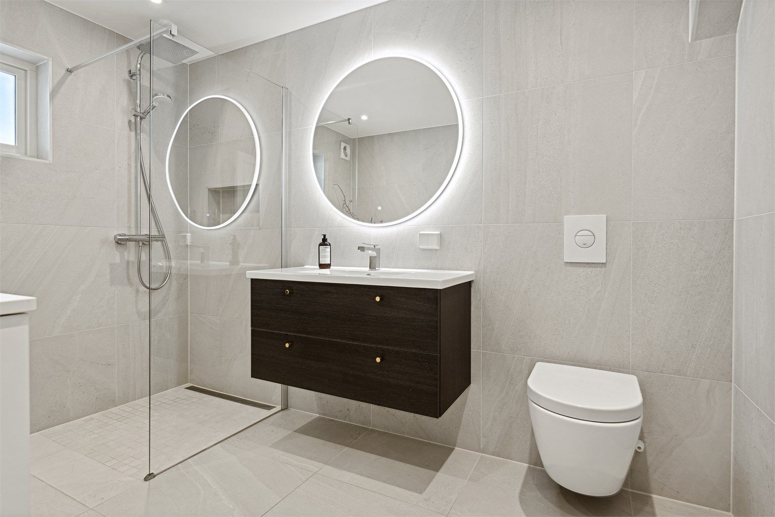 Stort og flott bad i u. etg. fra 2019. Dokumentasjon foreligger. Badet er helfliset med flotte 60*60 fliser. 