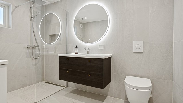 Stort og flott bad i u. etg. fra 2019. Dokumentasjon foreligger. Badet er helfliset med flotte 60*60 fliser.